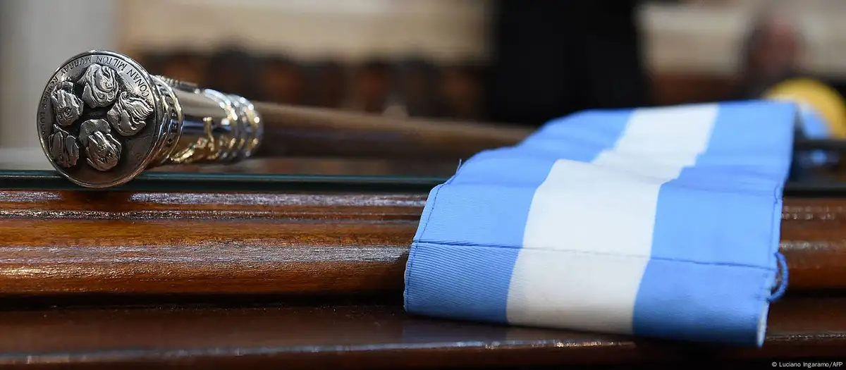 Banda presidencial y bastón de mando argentina. Foto: DW.