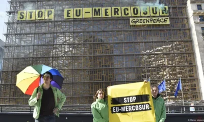 La organización ecologista Greenpeace, en una protesta contra el acuerdo UE-Mercosur frente al edificio del Consejo de la Unión Europea (Bruselas, 25 de marzo de 2023). Imagen: Marek Majewsky/dpa/dpa-Zentralbild/picture alliance