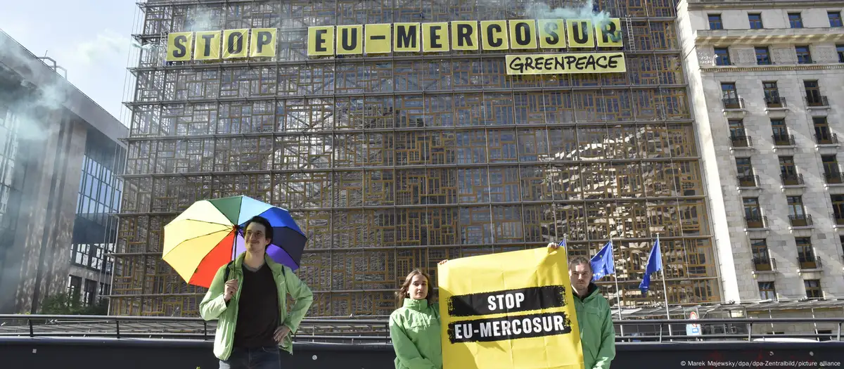 La organización ecologista Greenpeace, en una protesta contra el acuerdo UE-Mercosur frente al edificio del Consejo de la Unión Europea (Bruselas, 25 de marzo de 2023). Imagen: Marek Majewsky/dpa/dpa-Zentralbild/picture alliance