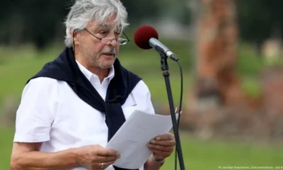 El sinto Christian Pfeil dando un discurso conmemorativo el 2 de agosto de 2022 en el antiguo campo de exterminio Auschwitz-Birkenau. Imagen: Jarosław Praszkiewic./Dokumentations- und Kulturzentrum Deutscher Sinti und Roma