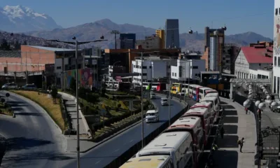 Una hilera de autobuses esperan por combustible en las estaciones de gasolina en La Paz. (Archivo 24.07.2024) Imagen: Juan Karita/AP Photo/picture alliance