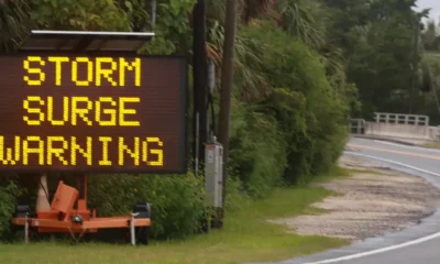 Cartel que alerta sobre el huracán Debby. Imagen: Joe Raedle/Getty Images