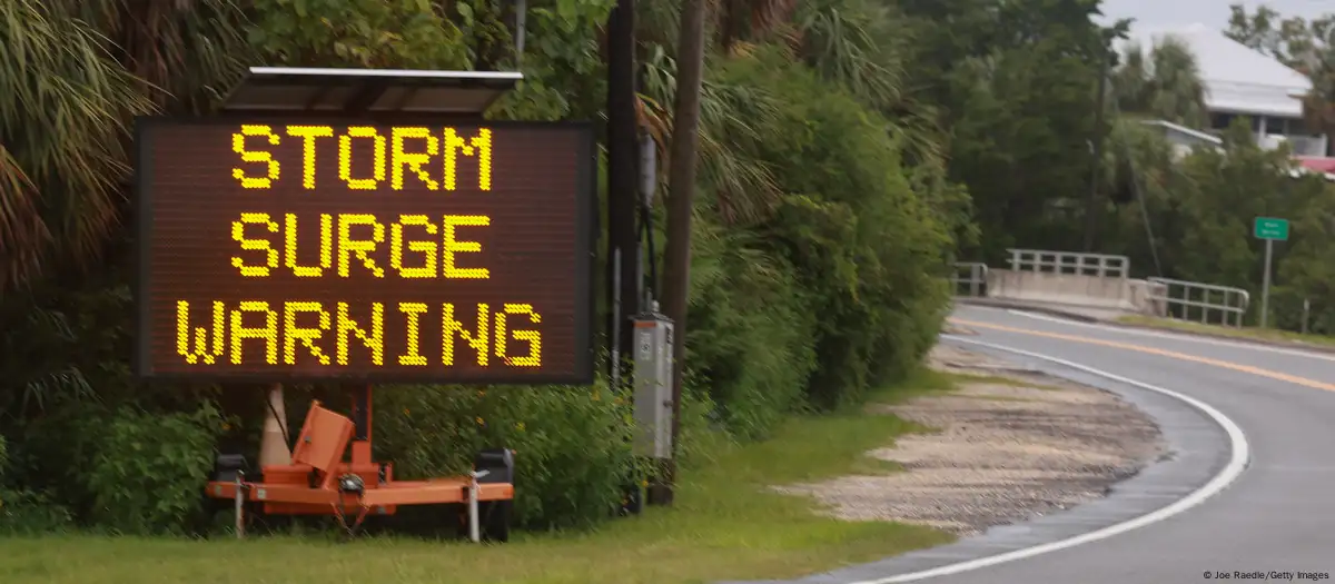 Cartel que alerta sobre el huracán Debby. Imagen: Joe Raedle/Getty Images