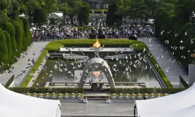 Palomas sobrevuelan el Parque de la Paz en Hiroshima, durante la ceremonia por el 79 aniversario del bombardeo nuclear sobre esta ciudad japonesa. Foto: DW