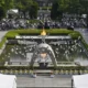 Palomas sobrevuelan el Parque de la Paz en Hiroshima, durante la ceremonia por el 79 aniversario del bombardeo nuclear sobre esta ciudad japonesa. Foto: DW