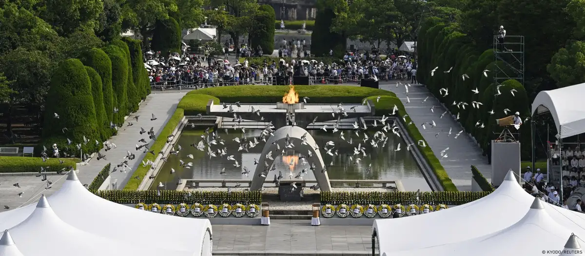 Palomas sobrevuelan el Parque de la Paz en Hiroshima, durante la ceremonia por el 79 aniversario del bombardeo nuclear sobre esta ciudad japonesa. Foto: DW