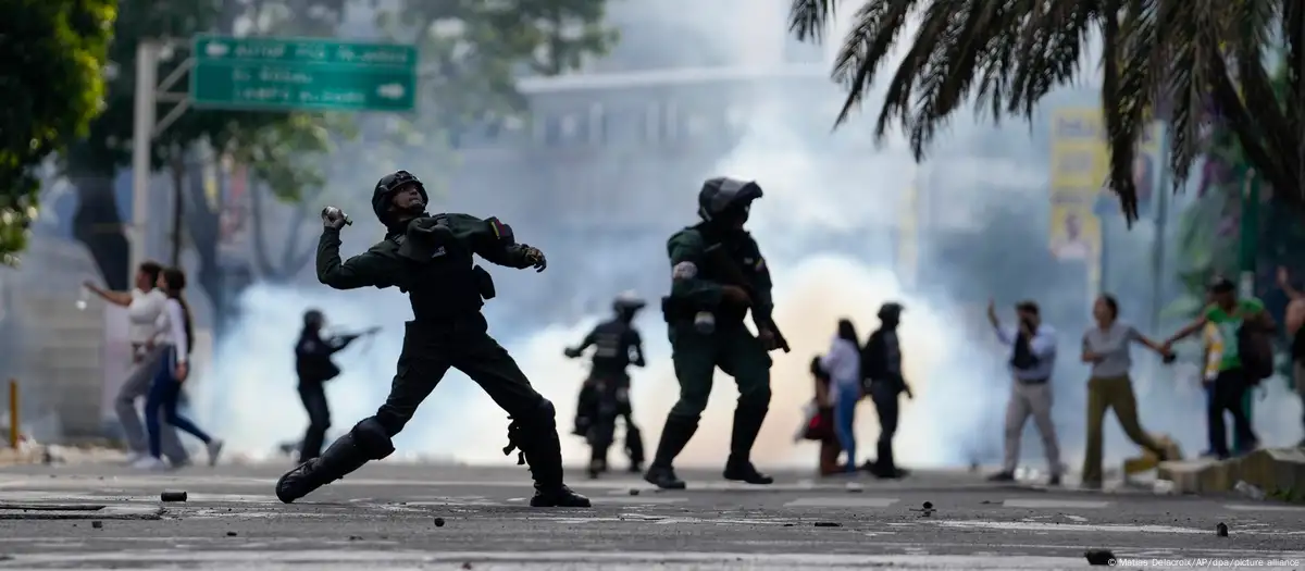 La policía ataca a manifestantes con bombas lacrimógenas tras el anuncio de reelección de Maduro (29.07.2024) Imagen: Matias Delacroix/AP/dpa/picture alliance