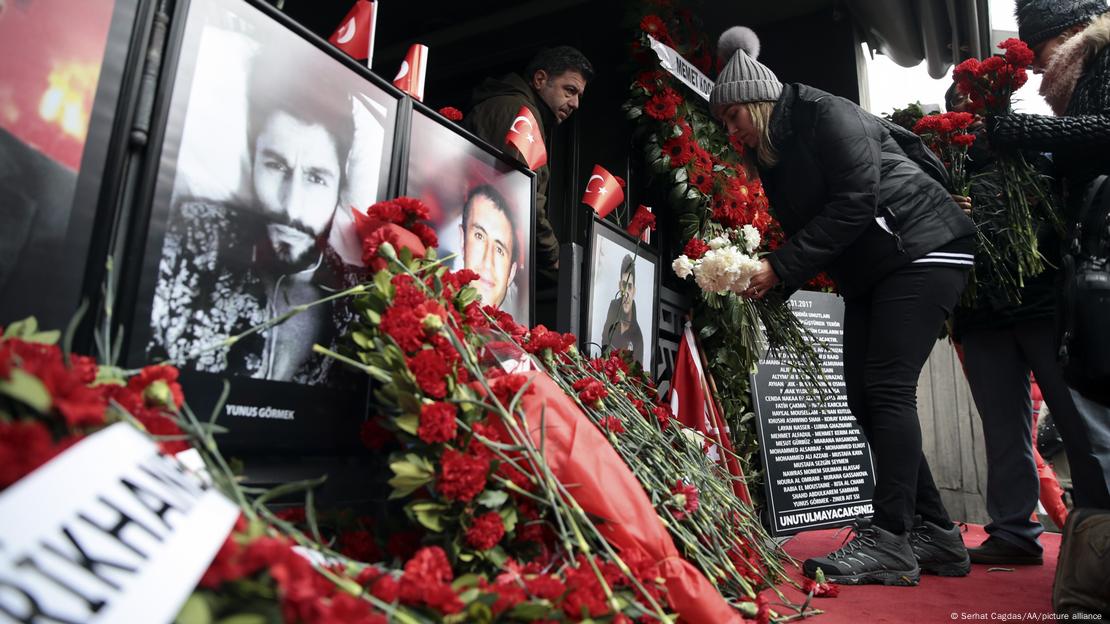 Flores y fotos en honor a las víctimas del atentado en la discoteca de Estambul.Imagen: Serhat Cagdas/AA/picture alliance