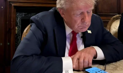 Donald Trump mirando sus redes sociales.Foto: X