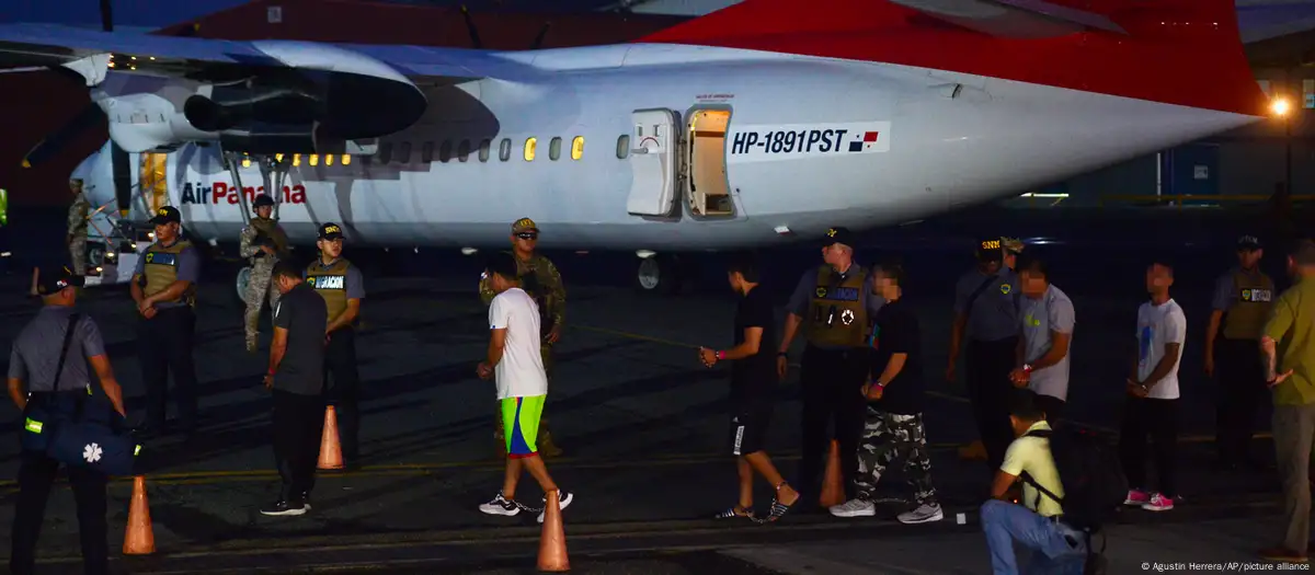 Este es el primer vuelo de deportación de migrantes ecuatorianos desde Panamá. El pasado 20 de agosto fueron deportados 30 colombianos, como muestra la imagen. Imagen: Agustin Herrera/AP/picture allianceEste es el primer vuelo de deportación de migrantes ecuatorianos desde Panamá. El pasado 20 de agosto fueron deportados 30 colombianos, como muestra la imagen. Imagen: Agustin Herrera/AP/picture alliance