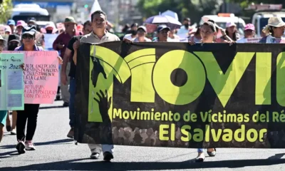 Manifestación contra el sistema penitenciario en El Salvador impuesto por Nayib Bukele. Foto:DW.