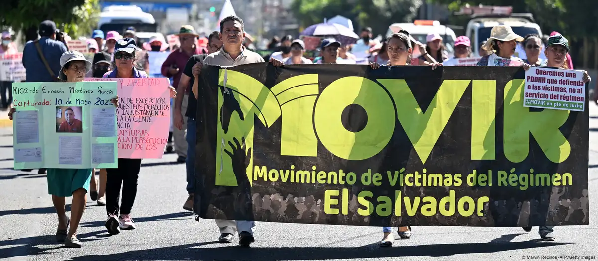 Manifestación contra el sistema penitenciario en El Salvador impuesto por Nayib Bukele. Foto:DW.