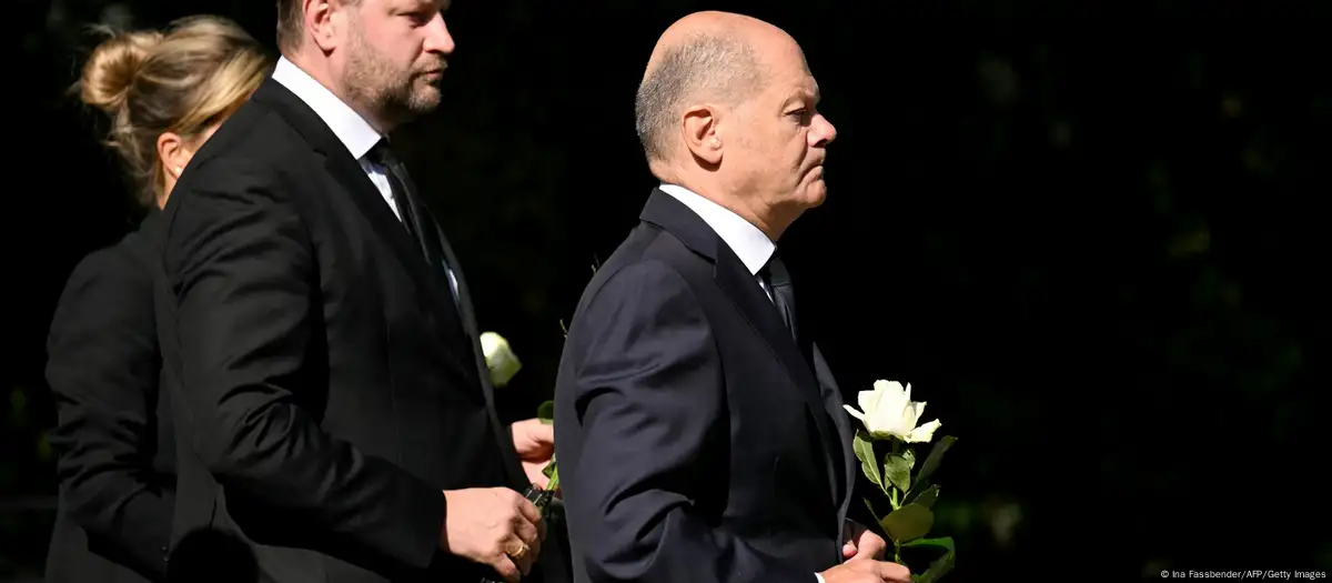 Olaf Scholz recuerda a las víctimas del ataque con cuchillo en Solingen. Imagen: Ina Fassbender/AFP/