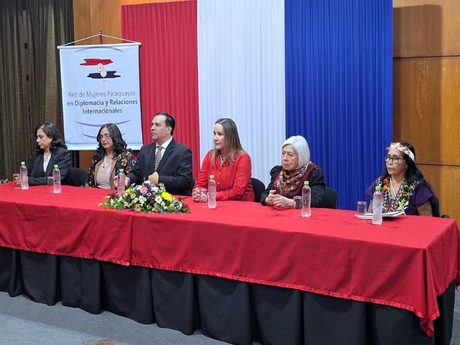 Acto de homenaje a mujeres cultoras de la lengua guaraní. Cortesía