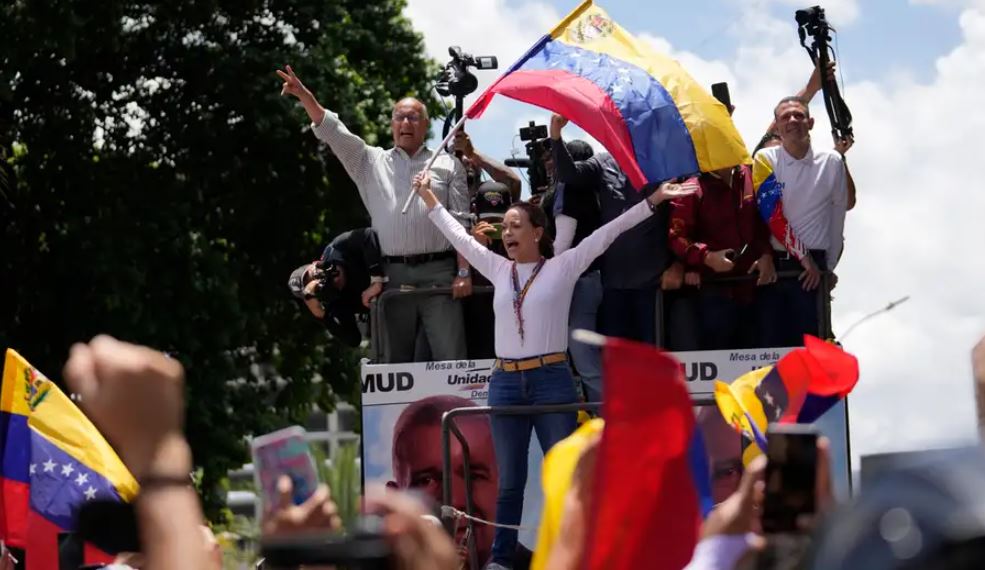 La líder opositora de Venezuela, María Corina Machado, encabeza la protesta en rechazo a los resultados oficiales de las elecciones. Foto: DW.