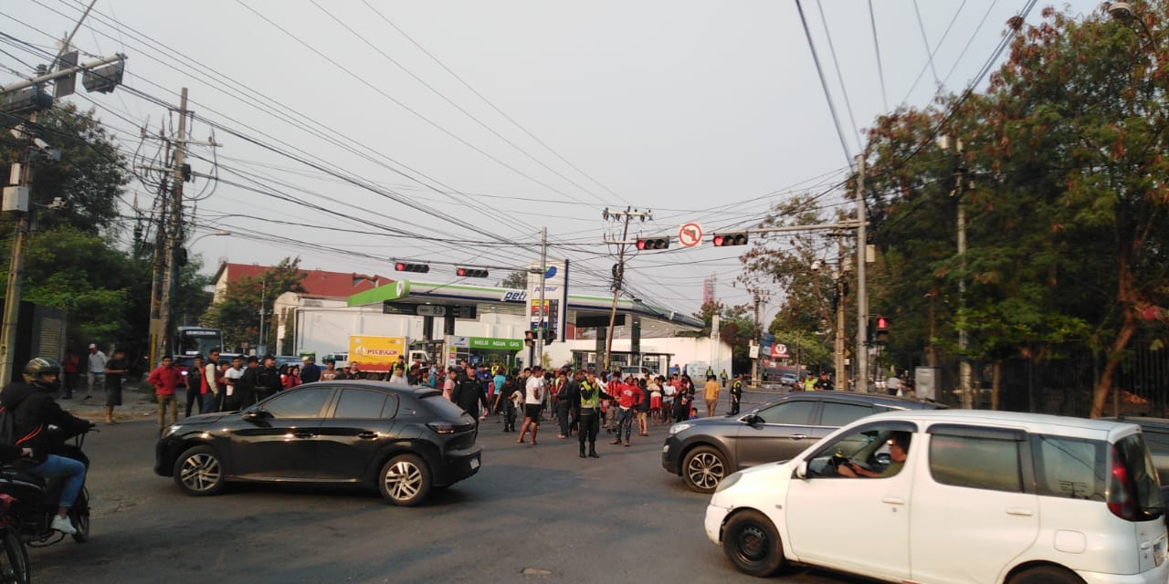 Bloqueo de tránsito por manifestación indígena. Foto: Tránsito Asunción.