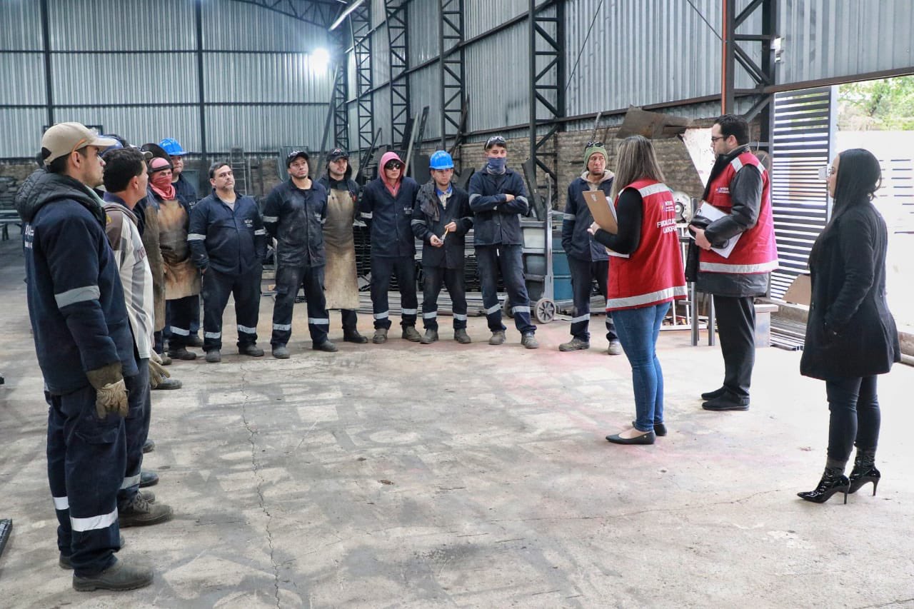 Charla contra la violencia durante fiscalización a la empresa. Foto: MTESS.