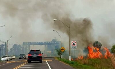 El fuego amenaza la estación de peaje. Foto: @esquivelalmada vía X.