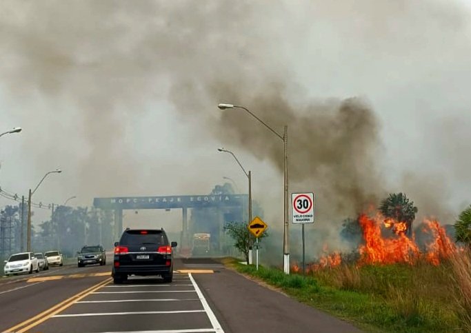 El fuego amenaza la estación de peaje. Foto: @esquivelalmada vía X.