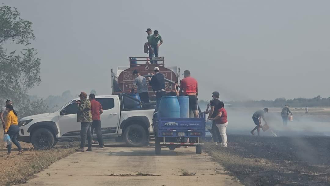 Ciudadanos hacen lo que pueden para combatir incendios. Foto: Gentileza.