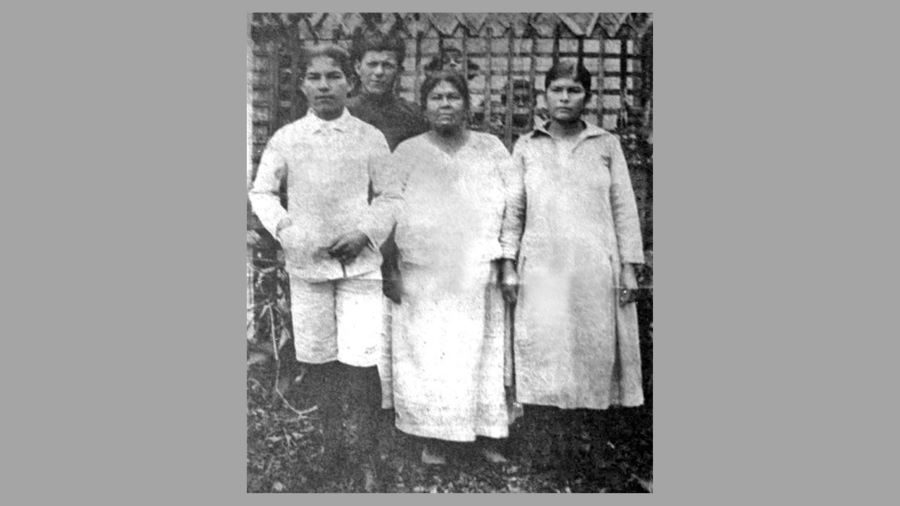 José Asunción Flores (atrás) con su familia. Cortesía