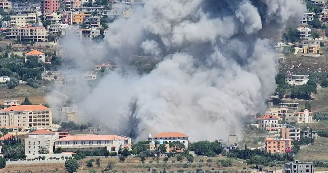 El humo se eleva en la ciudad de Khiam, en el sur de Líbano. Foto: DW.