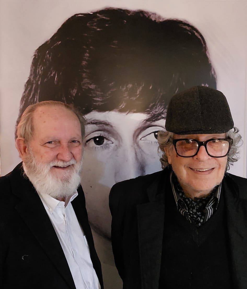 Los Novísimos. Ángel Yegros y William Riquelme, junto a la imagen de Enrique Careaga, durante la exposición. Cortesía Alban Martínez Gueyraud