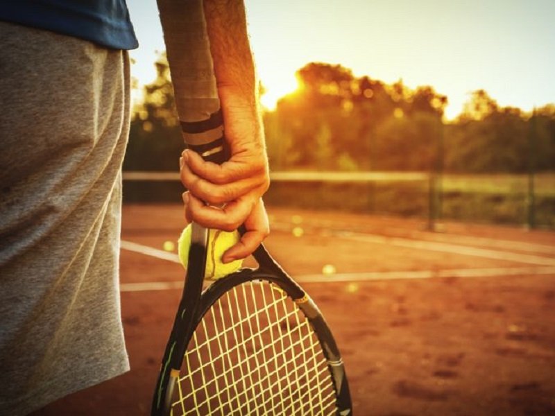 Jugar tenis. Foto: Mercadofitness.