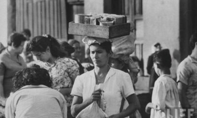 Vendedora de dulces en las calles de Asunción. Foto de Frank Scherschel para la revista Life. Cortesía