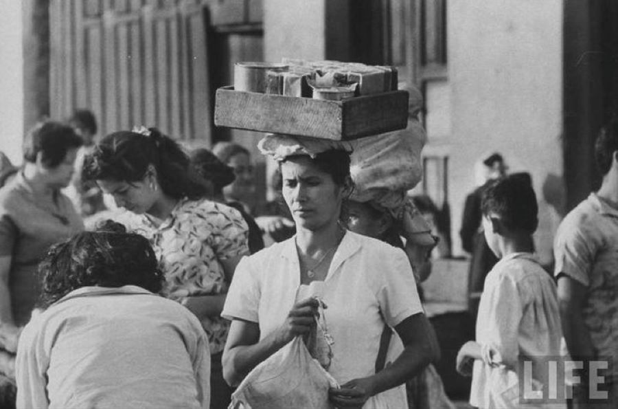 Vendedora de dulces en las calles de Asunción. Foto de Frank Scherschel para la revista Life. Cortesía