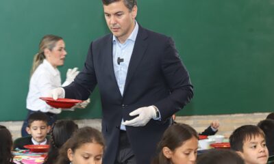 El presidente Santiago Peña y la primera dama Leticia Ocampos sirvieron a niños. Foto: IP Paraguay.