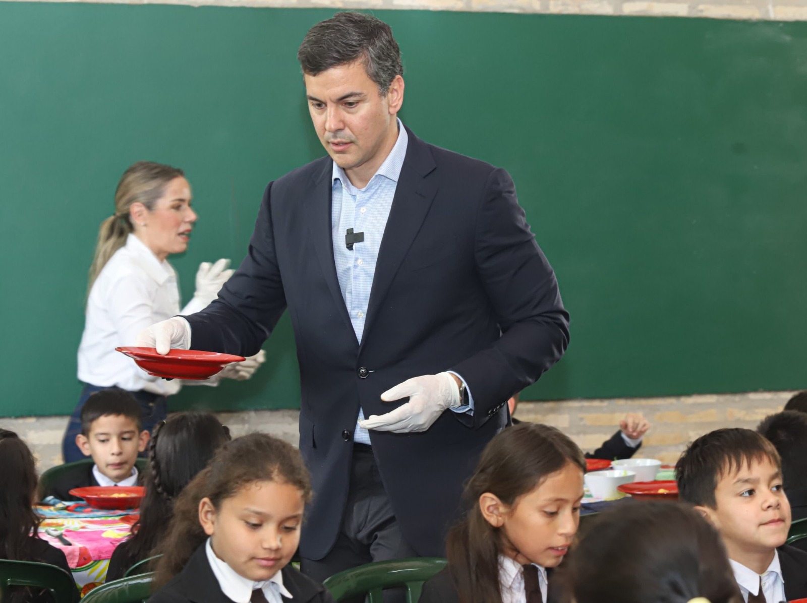 El presidente Santiago Peña y la primera dama Leticia Ocampos sirvieron a niños. Foto: IP Paraguay.