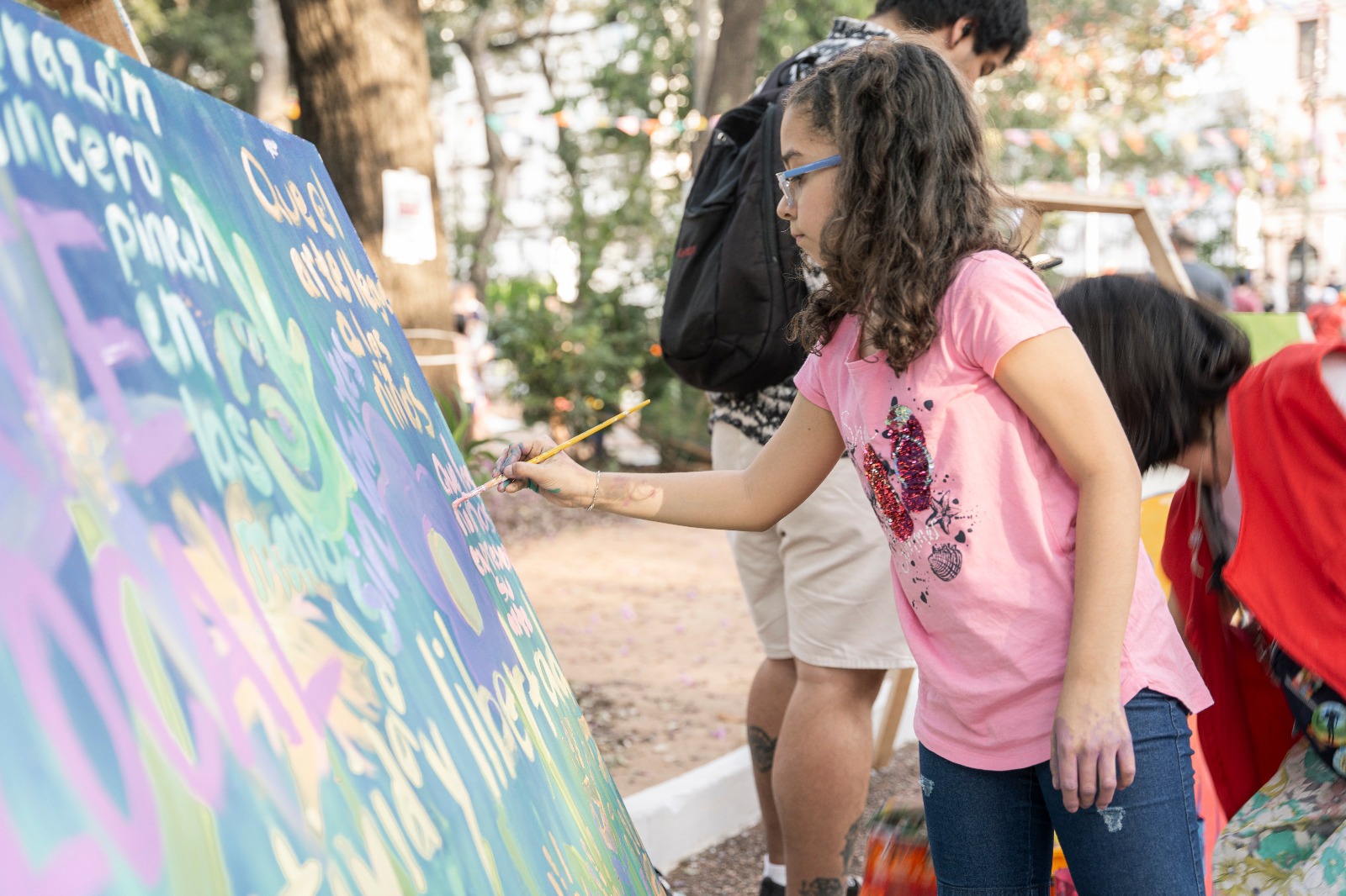 Niña pintando. Foto. Gentileza. 