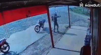 El hombre que bajó de una motocicleta aún no fue identificado. Foto: Captura de pantalla.