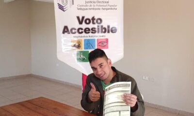 Joven accedió al servicio de mesa accesible. Foto: Gentileza.