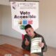 Joven accedió al servicio de mesa accesible. Foto: Gentileza.