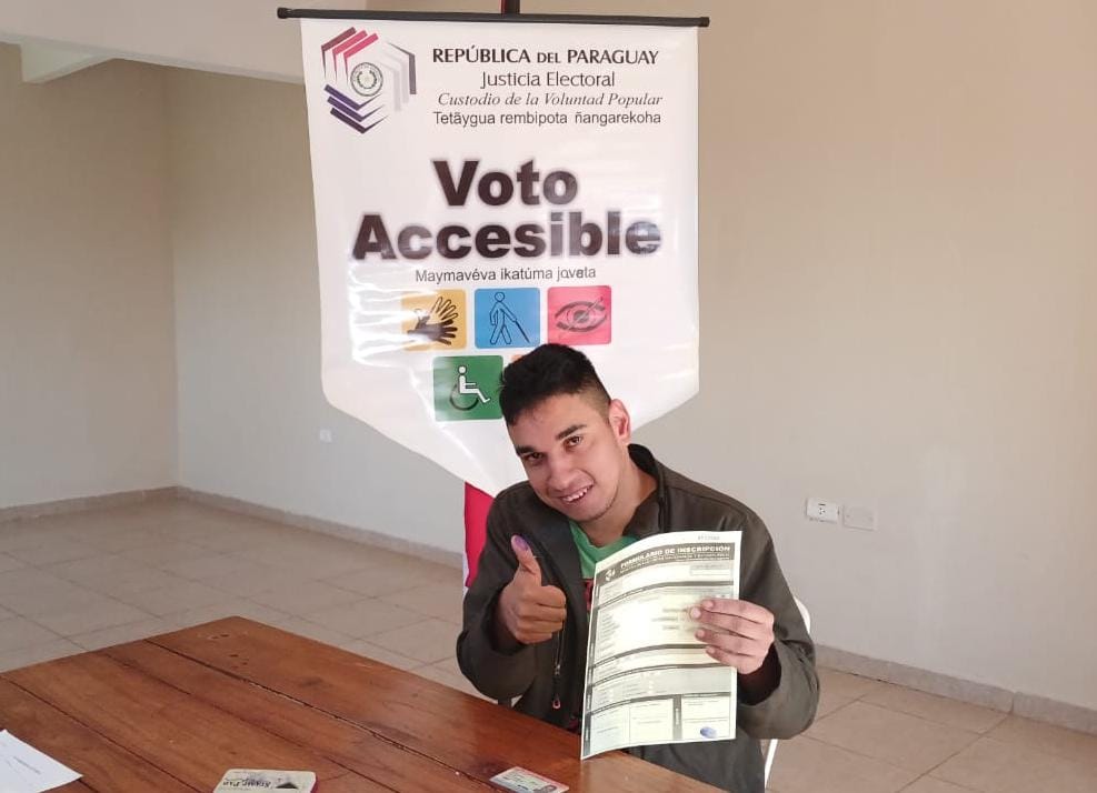 Joven accedió al servicio de mesa accesible. Foto: Gentileza.