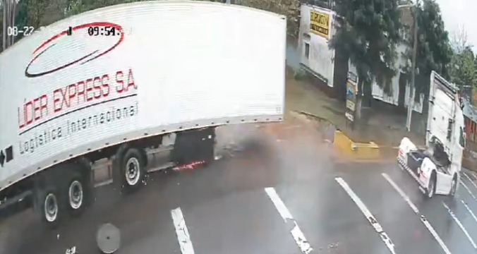 Camión perdió el eje e impactó violentamente. Foto: Captura.