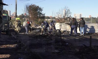 Limpieza en la zona que se registró en el incendio en la Chacarita. Foto: El Nacional.