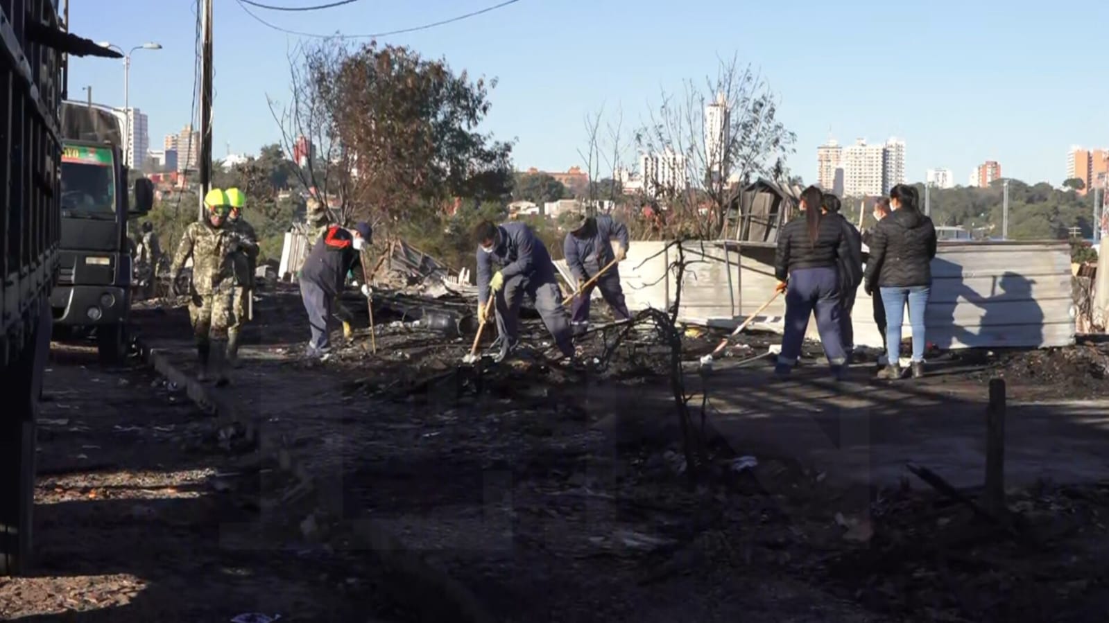 Limpieza en la zona que se registró en el incendio en la Chacarita. Foto: El Nacional.