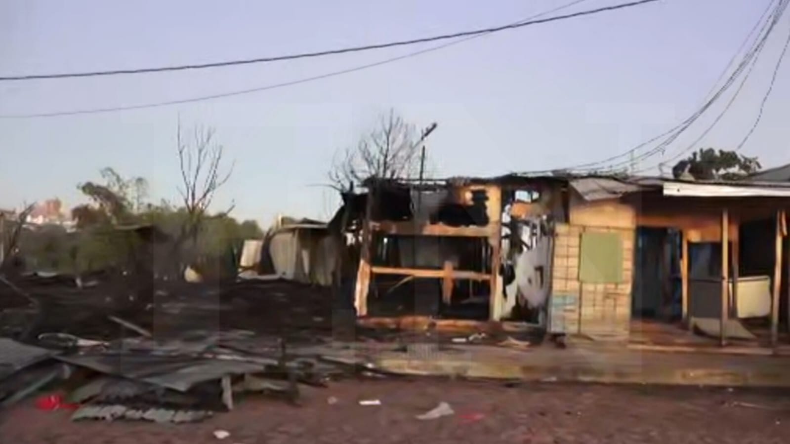 Así quedó parte de las viviendas tras el incendio en la Chacarita. Foto:El Nacional.