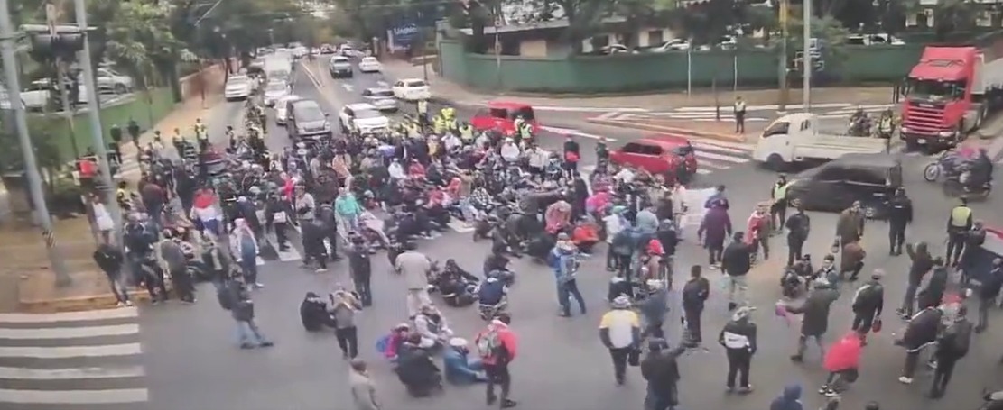 Bloqueo sobre Mariscal López y General Santos. Foto: Captura.