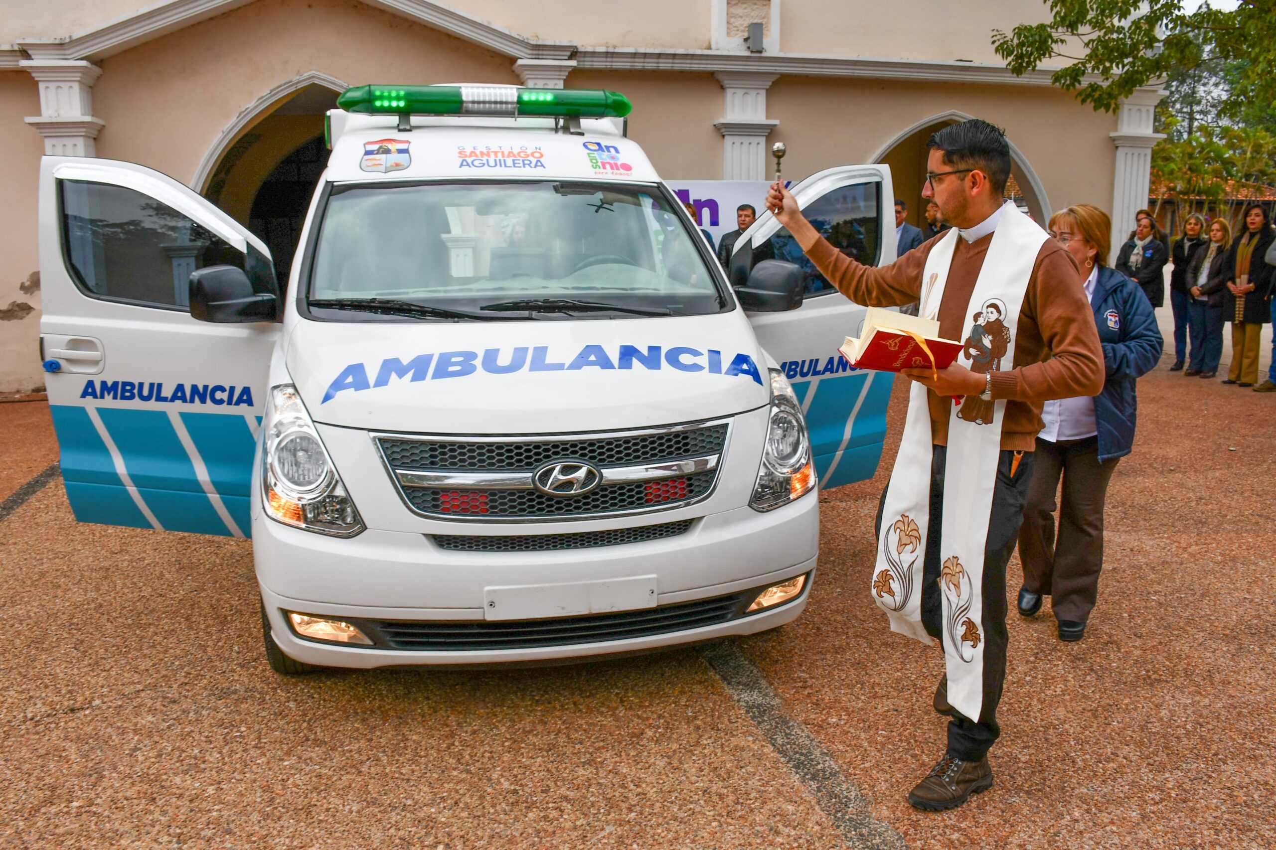 Bendición de ambulancia. Foto: Gentileza. 