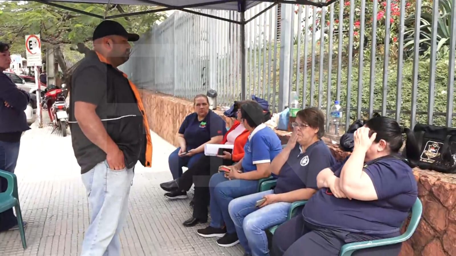 Funcionarios de Salud montaron vigilia frente la institución. Foto: El Nacional.