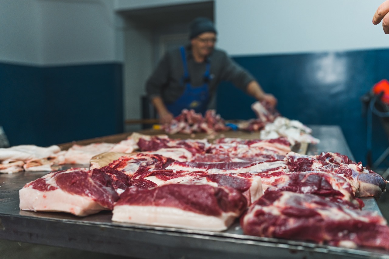 Donación de carne a familias afectadas por el incendio. Foto: Gentileza.