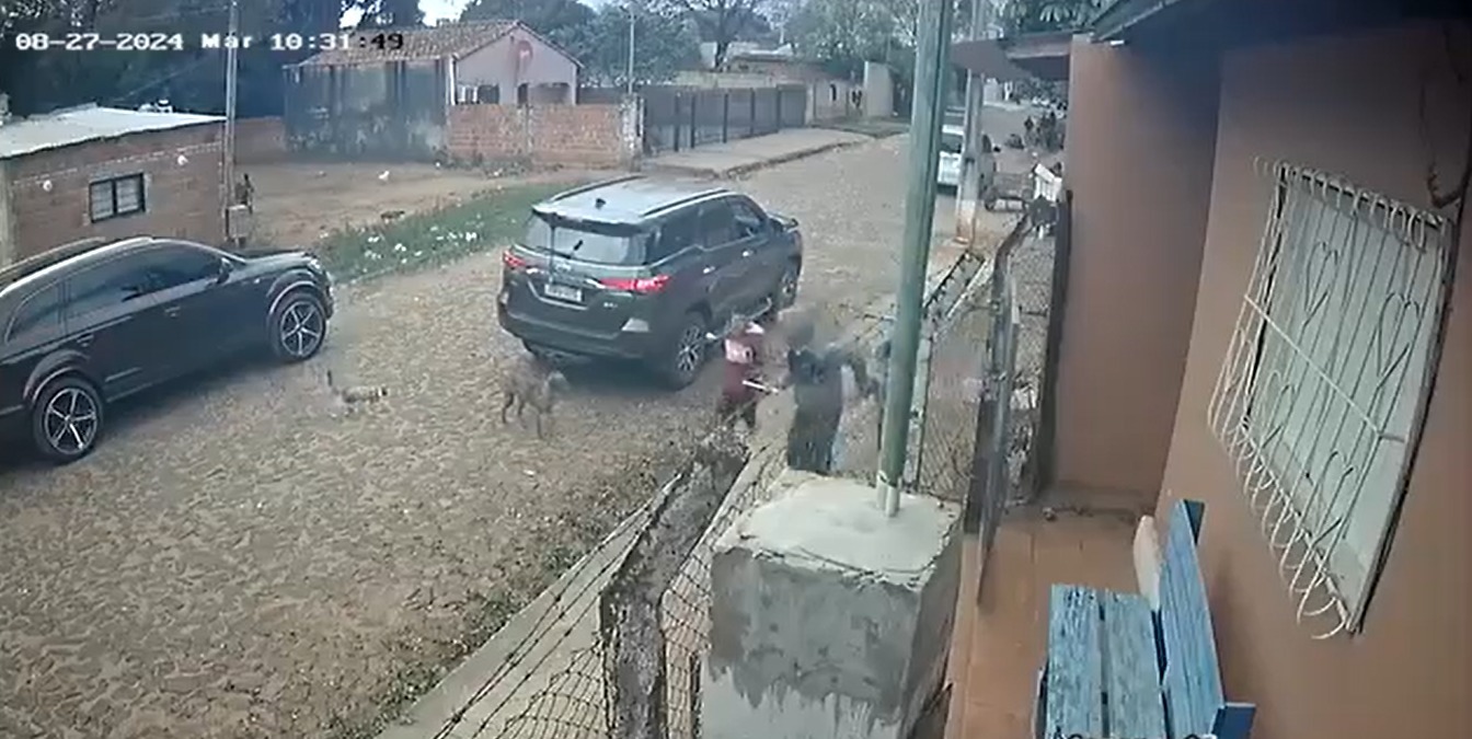 Un hombre a bordo de esta camioneta invitó a los menores a subir. Foto: Captura.