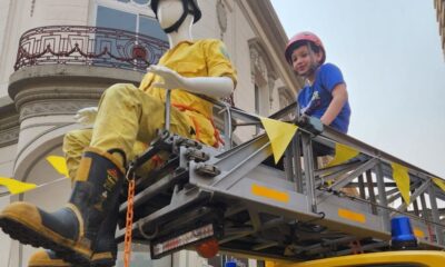 Niño disfrutando la experiencia de ser bombero. Foto: Gentileza.