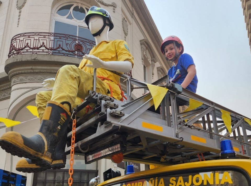 Niño disfrutando la experiencia de ser bombero. Foto: Gentileza.