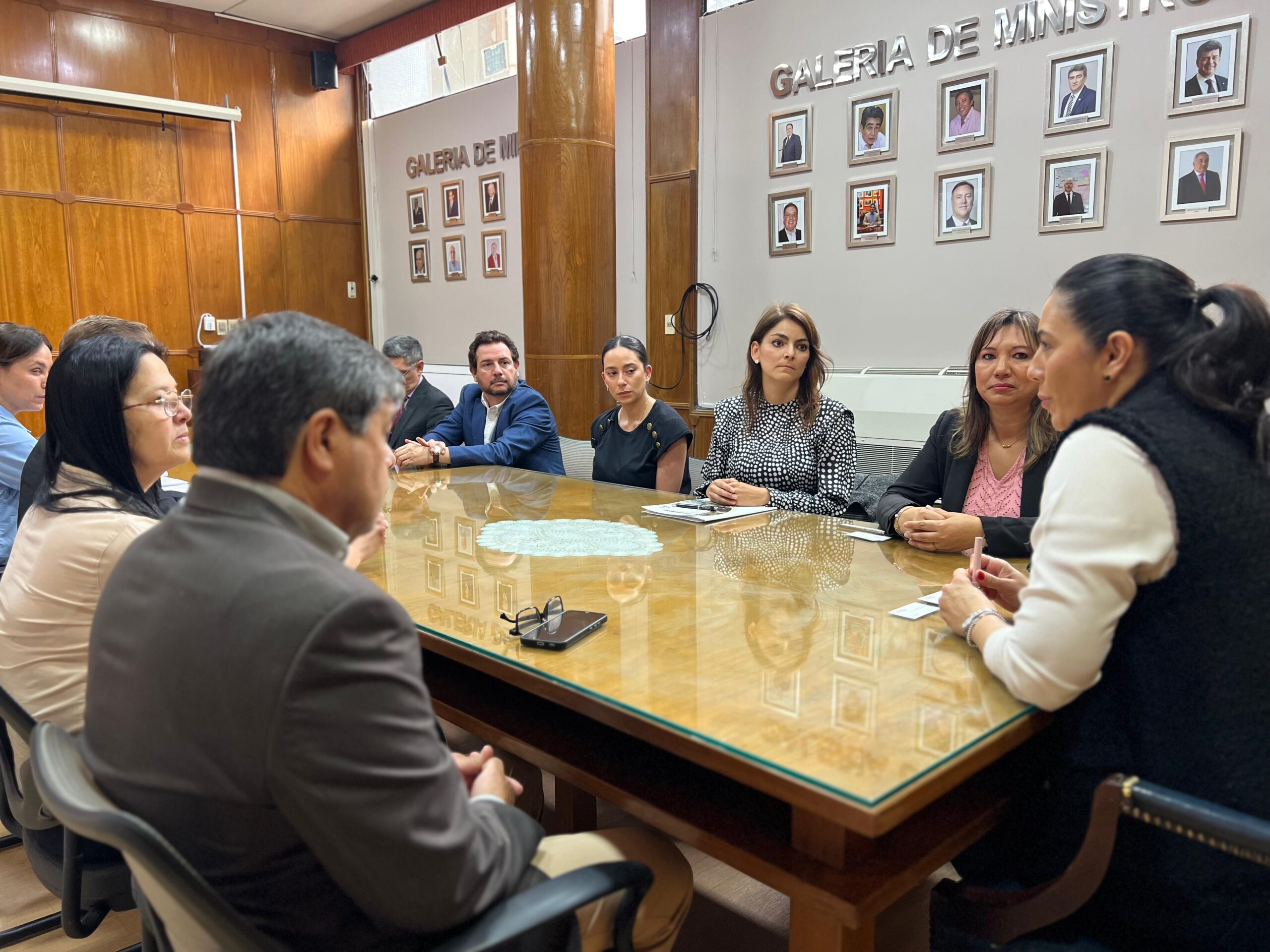 Firma de contrato para la Ruta de la Soberanía. Foto: MOPC.