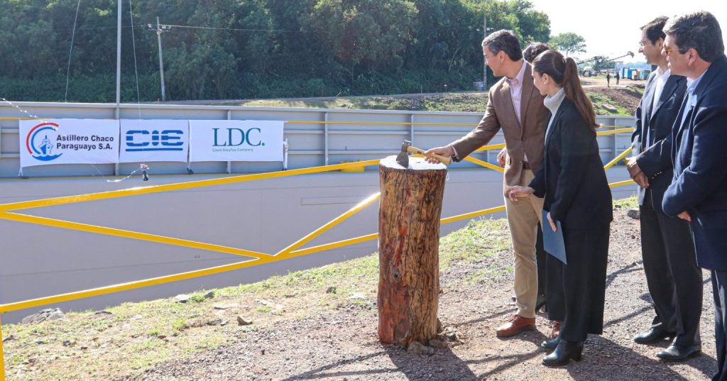 Inauguración de la expansión de la flota de Louis Dreyfus Company (LDC), con 12 nuevas barcazas tipo jumbo de bandera paraguaya. Foto: Presidencia.